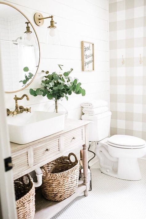 Baños Shabby Chic, Marinated Tomatoes, Bath Renovation, Cottage Bathroom, Bad Inspiration, Modern Farmhouse Bathroom, Double Sink Bathroom, Guest Bathrooms, Double Sink Bathroom Vanity