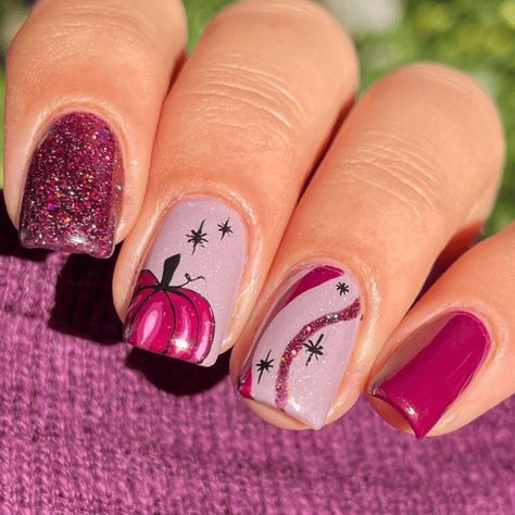 Nail Design Ideas Halloween, Oct Nails 2024, Pink Fall Nails Ideas Autumn, Pink Pumpkin Nail Design, Autumn Nails With Pumpkins, Pink Pumpkins Nails, Sparkly Pumpkin Nails, Cute Manicure Ideas For Natural Nails, Easy Pumpkin Nail Designs