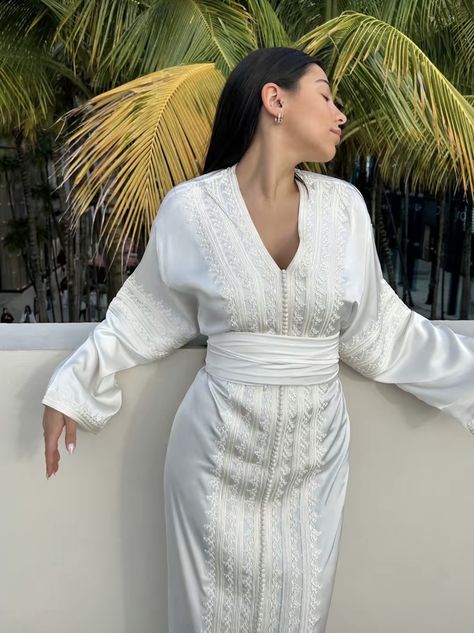 Casual Wedding Suit, Moroccan Wedding Dress, Caftan Dress Kaftan, Kaftan Simple, Morrocan Fashion, White Kaftan, Moroccan Clothing, Chic Dress Classy, Moroccan Fashion