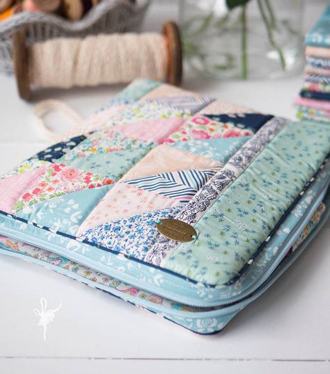 Bible Case Sewing Pattern, Notebook Cover Sewing Pattern, Planner Covers Diy, Quilt Book Cover, Planner Sewing, Planner Case, Planner Bag, Quran Covers, Quilt Planner