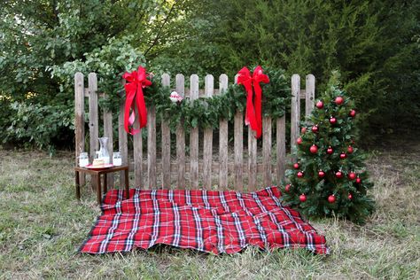 I like the little table with the cookies and milk :) Xmas Photos, Photography Mini Sessions, Family Christmas Pictures, Christmas Portraits, Christmas Shoot, Christmas Mini Sessions, Holiday Photography, Christmas Backdrops, Decoration Photo