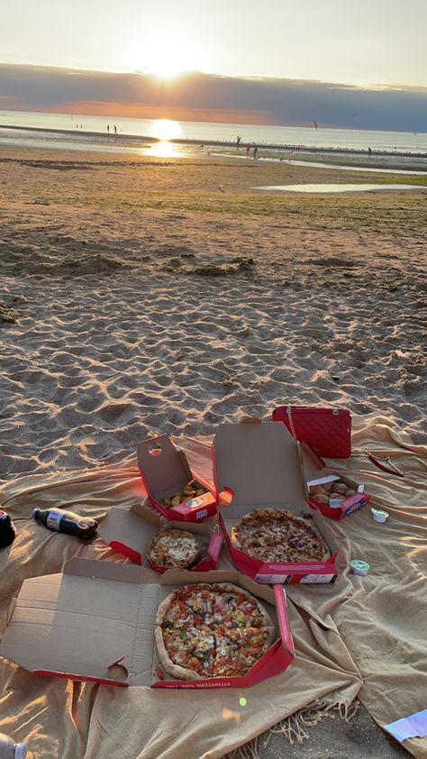 Pizza on the beach at sunset #aestheticbeach #aestheticpizza #aestheticsunset Beach Dinner Aesthetic, Pizza On The Beach, Pizza Picnic, Trio Poses, Beach Dinner, Dinner Restaurants, Beach At Sunset, Beach Date, Beach Night