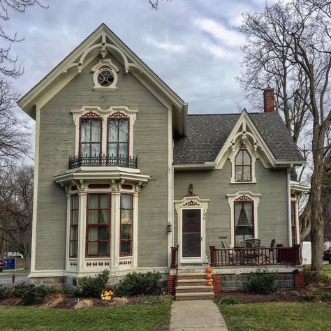 1890s House Exterior, Old Vintage House Exterior, Suburban Architecture, Small Old House, Abandoned Dollhouse, 1920s Architecture, Old House Exterior, Victorian Homes Exterior, American House