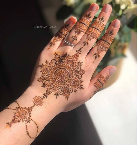 Henna World on Instagram: “Mandala henna design by the talented @hennabyhafsax  _ Follow @hennaworld4u .…” Mandala Henna Designs, Mandala Mehendi Designs, Mandala Henna Design, Mandala Mehndi Design, Henna Mandala Design, Hena Designs, Mandala Henna, Cute Henna Tattoos, Henna Mandala