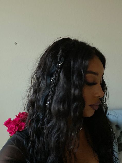 One Braid In Hair Down, Wavy Concert Hair, Sza Concert Hair Ideas, Wavy Hair With 2 Front Braids, Jhene Aiko Concert Hairstyles, Braids And Hair Down, Wavy Hair With Braids On The Side, Hairstyles For Long Hair With Braids, Wavy Crimped Hairstyles