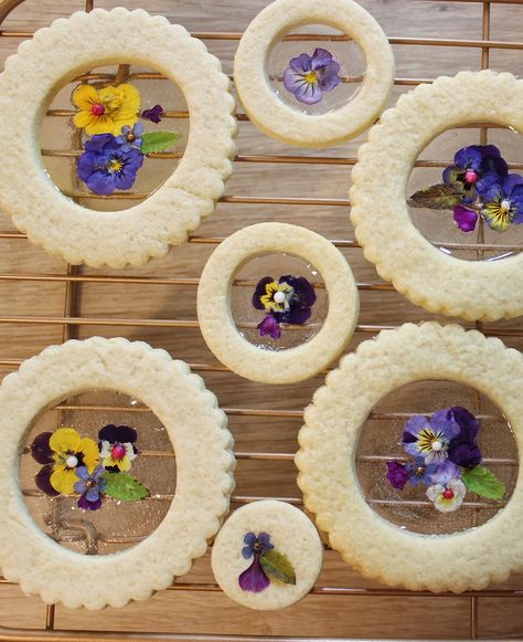 Stained Glass Cookies - Sibel's Recipe - Vegan Food & Lifestyle Blog Edible Flower Cookies, Woodland Treats, Glass Window Cookies, Cookies Flowers, Window Cookies, Decorating Desserts, Glass Cookies, Edible Flowers Recipes, Stained Glass Cookies