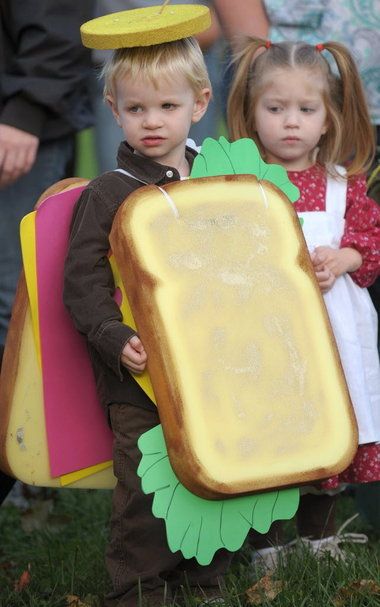 sandwich costume Sandwich Halloween Costume, Sandwich Costume Diy, Sandwich Costume, Diy Customes Halloween, Toddler Sandwiches, Work Costumes, Ideas Disfraz, Sibling Costume, Diy Costumes Kids