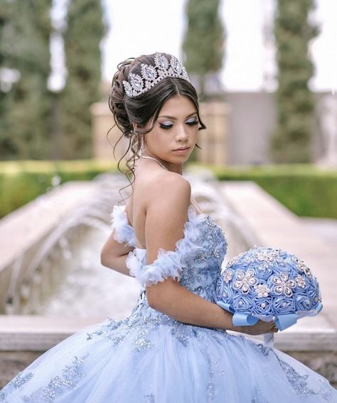 Quince Up Do Hairstyles, Cinderella Quinceanera Hairstyles, Cinderella Quince Hairstyles, Quiencera Photoshoot, Cinderella Quinceanera Photoshoot, Quince Photoshoot Ideas Photography, Photo Shoot Ideas Quince, Quinceanera Picture Ideas With Parents, Quinceanera Photoshoot Ideas Butterfly