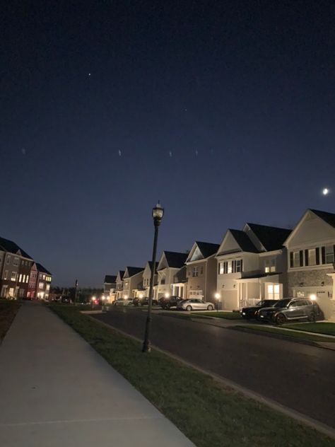 Quiet Pics Aesthetic, Usa House Aesthetic, American Houses Aesthetic, Rich Suburban Aesthetic, Suburban House Aesthetic, Houses At Night Aesthetic, Rich Neighborhood Aesthetic, Estados Unidos Aesthetic, American Life Aesthetic