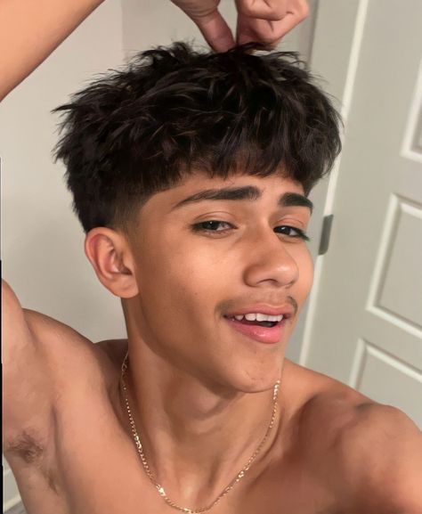 Hispanic Hairstyles, Taper Fade Short Hair, Taper Fade Curly Hair, Men Fade Haircut Short, Mexican Hairstyles, Short Hair For Boys, Edgars Haircut, Mens Hairstyles Thick Hair, Fresh Haircut