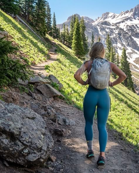 Glute Inspo Pics, Hiker Outfits, Womans Hiking Outfit, Hiking Chic, Hiking Vibes, Outdoor Fits, Trail Outfits, Hiker Girl, Granola Outfits