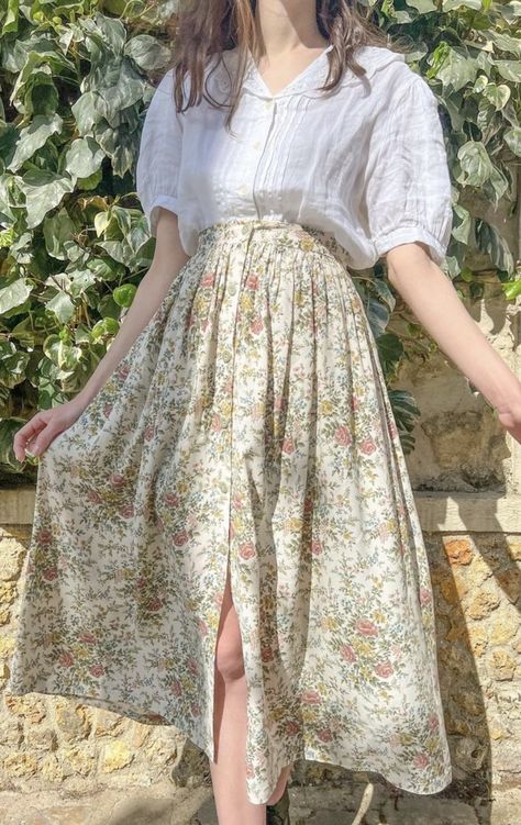 Pretty Long Skirt Outfits, Summer Outfit Cottagecore, Tea Party Outfit Casual, How To Style A Floral Skirt, Summer Cottage Outfit, Cottagecore Skirt Outfit, Cottegcore Outfit, Floral Skirt Outfits Aesthetic, Spring Cottagecore Outfits