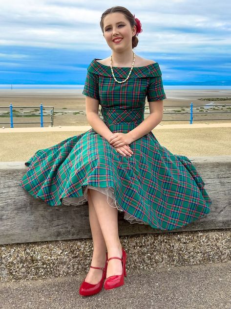 50s Style Outfits, Plaid Dress Vintage, 1950s Fashion Dresses, 50s Fashion Dresses, Trendy Christmas Outfits, Full Circle Skirt, 50s Style, Vintage Inspired Fashion, Tartan Dress