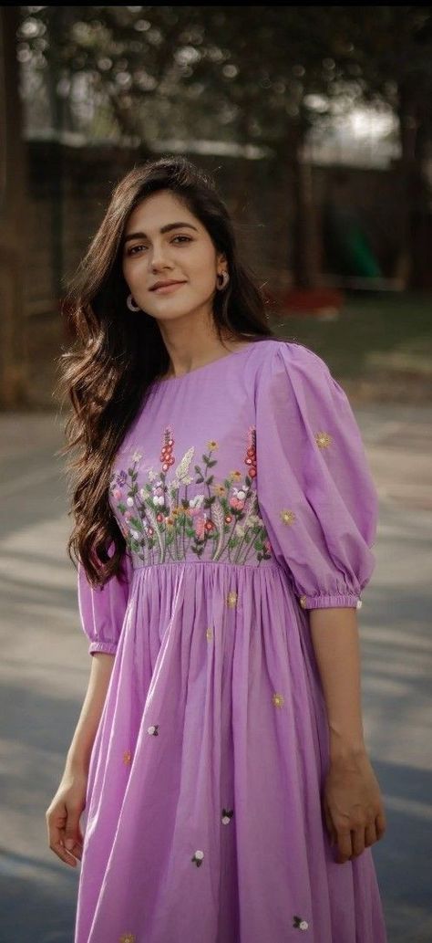 Frock Design Kurti, Frock Simple Designs, Kurti Sewing Ideas, Trendy Long Frocks For Women, Frock Embroidery Designs For Women, Hands Dress Designs, Short Frocks For Women Fashion Outfits, New Frock Designs Dresses For Women, Casual Frocks For Women Western