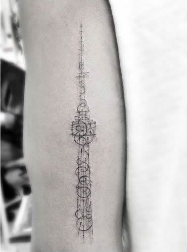 When it comes to his hometown of Toronto, Canada, Drake is one proud man. That’s why the singer takes every opportunity he can to get a Toronto pride tatto Cn Tower Tattoo, Hometown Tattoo, Drake Tattoos, Tower Tattoo, Toronto Tattoo, Dr Woo, Jewel Tattoo, Flash Tattoo Designs, Hometown Pride