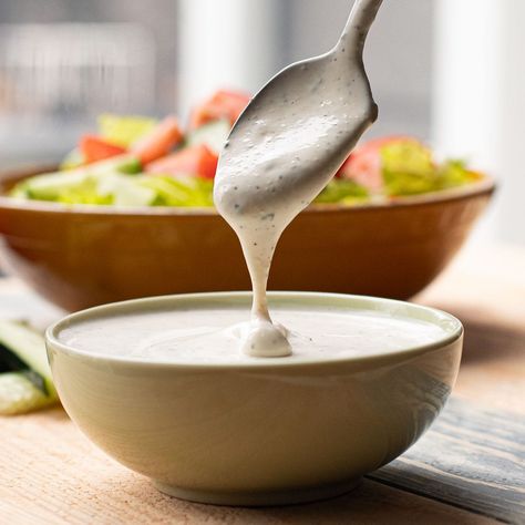 Chili's Ranch Dressing Recipe (For Salad and Dipping) - easy copycat recipe for tangy, restaurant style dressing and dip! Chilis Ranch, Chilis Ranch Recipe, Best Snickerdoodle Cookies, Ranch Sauce, Pasta Salad Dressing, Marsala Chicken Recipes, Ranch Dressing Recipe, Ranch Salad Dressing, Ranch Recipe