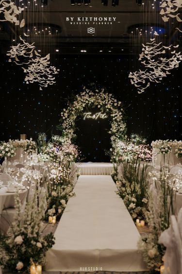 Wedding Ballroom Decor, Hotel Wedding Receptions, Indoor Wedding Decorations, White Wedding Decorations, Wedding Hall Decorations, Indoor Wedding Receptions, Wedding Background Decoration, Wedding Reception Design, White Hall