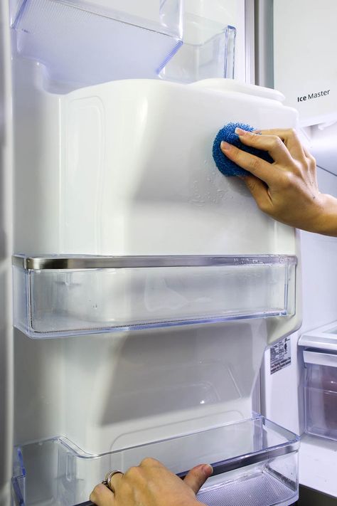 Looking for an easy way to clean out that funny smell coming from your fridge? Follow these simple steps for how to deep clean your refrigerator with NO chemicals. You'll love all the of the DIY tips included. #clean #DIY #refrigerator #cleaning #springcleaning Cleaning The Fridge, Cleaning Fridge, How To Clean Refrigerator, Cleaning Refrigerator, Refrigerator Cleaning, Fridge Cleaning, Vision Journal, Samsung Fridge, Clean Refrigerator