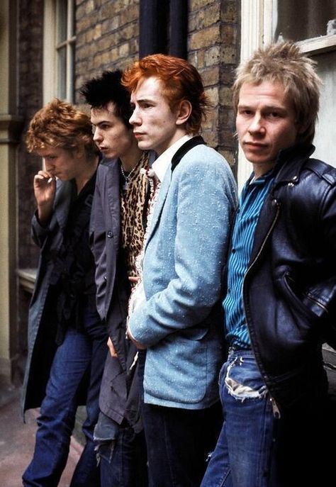 Jonny Rotten, Garage Punk, 70s Punk, Johnny Rotten, God Save The Queen, Sid Vicious, Traditional Culture, Punk Rocker, Rock Groups