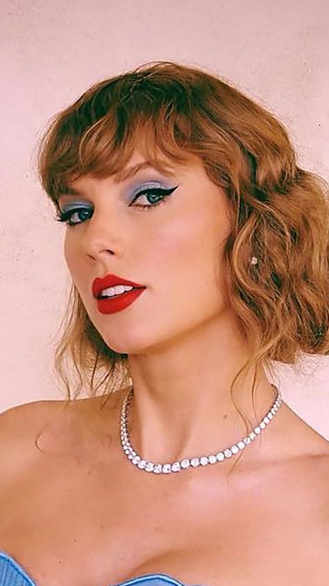 Taylor Swift Blue Eyeshadow, Taylor Swift Winged Eyeliner, Taylor Swift 1989 Inspired Makeup, 1989 Era Makeup Ideas, Taylor Swift 1989 Era Makeup, Taylor Swift Cat Eye Makeup, Taylor Swift Lovers Makeup, Taylor Swift Makeup 1989, 1989 Taylor Swift Aesthetic Makeup