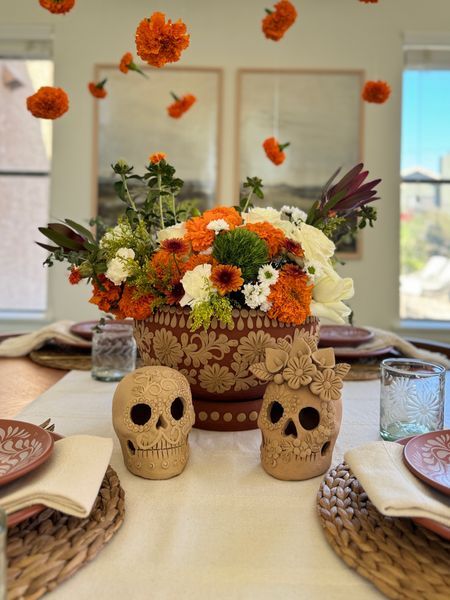 Mexican Fall Decorations, Mexican Modern House Decor, Gothic Mexican Decor, Mexican Floral Arrangements, Mexican Aesthetic Home Decor, Mexican Barro Decor, Hispanic Home Decor, Mexican Modern Wedding, Mexican Decor Ideas