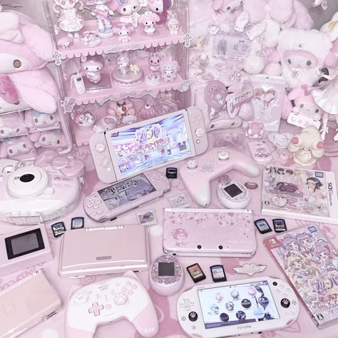 Kawaii Room Ideas, Arte Do Kawaii, Otaku Room, Pink Desk, Hello Kitty Rooms, Pink Room Decor, Aesthetic Room Ideas, Retro Gadgets, Cute Bedroom Ideas