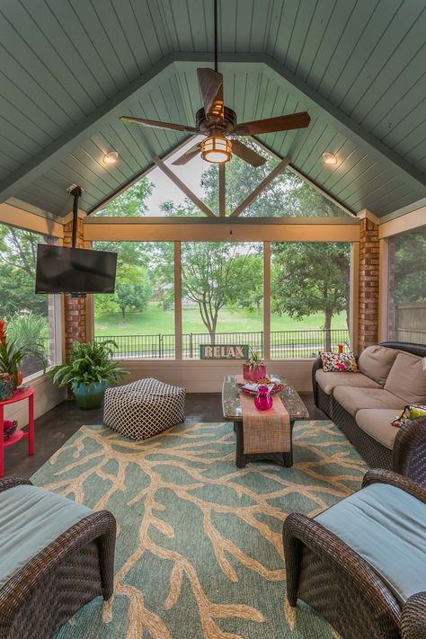 Screened Porch Design Ideas-32-1 Kindesign Modern Farmhouse Sunroom, Farmhouse Sunroom, Veranda Design, 3 Season Porch, Balkon Decor, Porch Design Ideas, Screened Porch Designs, Four Seasons Room, Sunroom Decorating