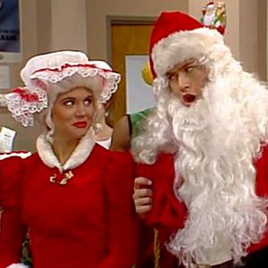 34 memorable Christmas episodes of classic TV shows Iconic Christmas Movie Scenes, Office Christmas Episodes, Sitcom Christmas Episodes, Christmas Disney Episodes, Christmas As Usual Movie, Christmas Tv Specials, Cheers Tv, Christmas Tv Shows, Christmas Movies List