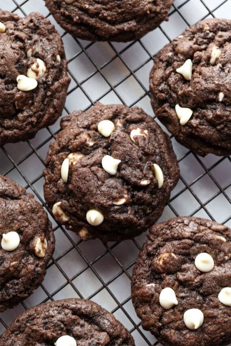 Chocolate Cookies and Cream Cookies Madeleine, Cookies And Cream Cookies, Oreo Stuffed Chocolate Chip Cookies, Cookie Cups Recipe, Velvet Cake Recipes, Peanut Butter Oreo, Oreo Flavors, Frozen Cookie Dough, Cream Cookies