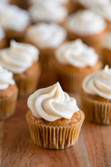 Mini Pumpkin Muffins With Cream Cheese Frosting, Mini Pumpkin Cupcakes With Cream Cheese Icing, Mini Pumpkin Muffins With Cream Cheese, Pumpkin Mini Cupcakes, Mini Fall Cupcakes, Halloween Mini Cupcakes Ideas, Fall Mini Cupcakes, Mini Cupcakes Decorating, Mini Pumpkin Desserts