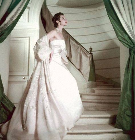 A Dior Dresses, Dior Gown, Dior Dress, Fifties Fashion, Fashion 1950s, French Fashion Designers, Vintage Gowns, A Wedding Dress, Strapless Gown