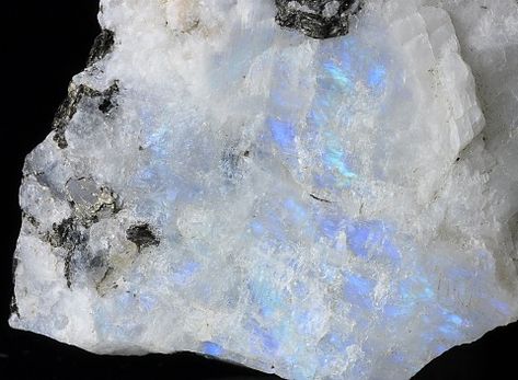 moonstone crystals Pretty Rocks, Mineral Stone, Minerals And Gemstones, Rocks And Gems, Energy Crystals, Precious Gems, Gems And Minerals, Feminine Energy, Crystal Gems