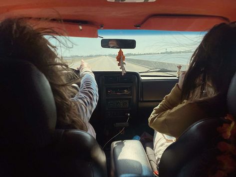 Sister Road Trip, Best Friend Road Trip Aesthetic, The Road Trip Beth O'leary Aesthetic, Friend Road Trip Aesthetic, California Road Trip Aesthetic, Girls Road Trip Aesthetic, Road Trip Aesthetic Friends, Girls Trip Aesthetic, Nz Summer