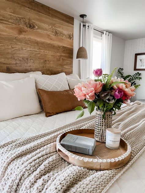 Natural Shiplap Wall Bedroom, Pine Headboard Ideas, Natural Wood Headboard Bedroom, Wood Flooring Headboard, Brown Headboard Bedroom Color Schemes, Wood Headboard Bedroom Ideas, King Bed No Headboard, Honeycomb Bedroom, Bed Without Headboard Ideas