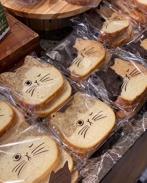 Cat Cafe Food, Cat Cafe Japan, Cat Cafe Aesthetic, Cat Coffee Shop, Animal Bread, Japan Bread, Cat Bakery, Cat Got Your Tongue, Bread Cat