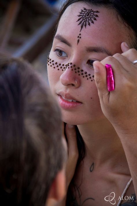 Henna Face, Envision Festival, Festival Henna, Henna Easy, Body Henna, Lounge Designs, Jagua Tattoo, Tattoo Face, Lightning In A Bottle