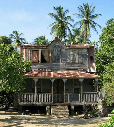 Totness Coronie Carribean House, West Indies Architecture, Case Creole, Creole Cottage, Caribbean Homes, African American Artwork, Layout Architecture, House Outside Design, Beach Bungalows