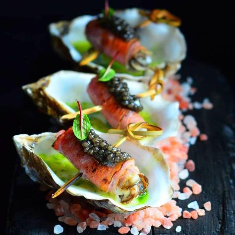 Caviarinspirations on Instagram: “Caviar Inspiration Official Get inspired with this beautiful dish.... •••••••••••••••••••••••••••••• 📷 All rights and credits reserved to…” Caviar Appetizers, New Years Dinner Party, Caviar Dishes, Valentines Party Food, New Years Dinner, Mini Appetizers, Party Platters, Valentines Party, Beautiful Dishes