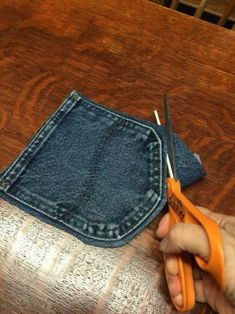 Snip snip! Your old jeans never looked so good! (afflink) Crafts With Old Jeans, Återvinna Jeans, Denim Recycling, Artisanats Denim, Recycling Jeans, Denim Recycle, Upcycle Crafts, Diy Sy, Blue Jeans Crafts