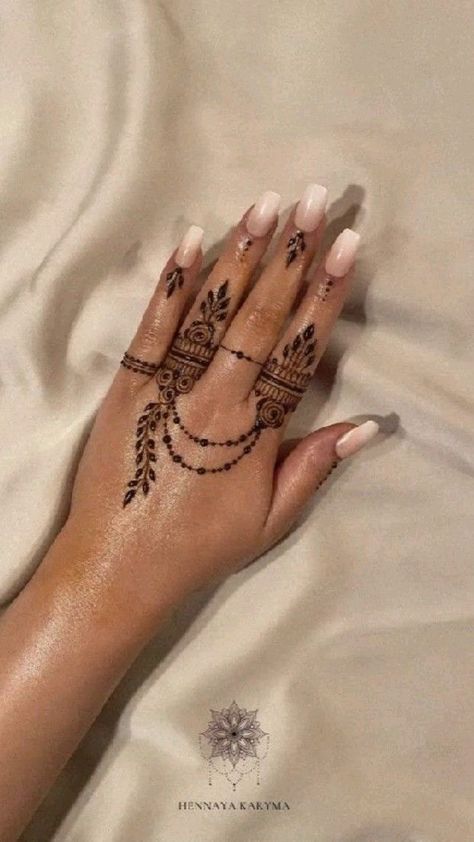 Super Simple Mehndi Designs, Simple Mehndi Bride, Mendhi Designs Easy, Simple Indian Henna Designs, Super Simple Henna Designs, Quick Henna Designs, Quick Mehndi Designs, Finger Henna Designs Easy, Eid Mehndi Designs Simple