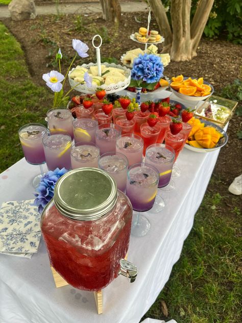 Garden Birthday Party Food Ideas, Garden Party Food Ideas Summer, Garden Party Drinks Station, Drink Set Up, Mama Mia Garden Party, Backyard Summer Party Aesthetic, Backyard Grad Party Aesthetic, Summer Birthday Party Food, Summer Birthday Party Ideas Aesthetic