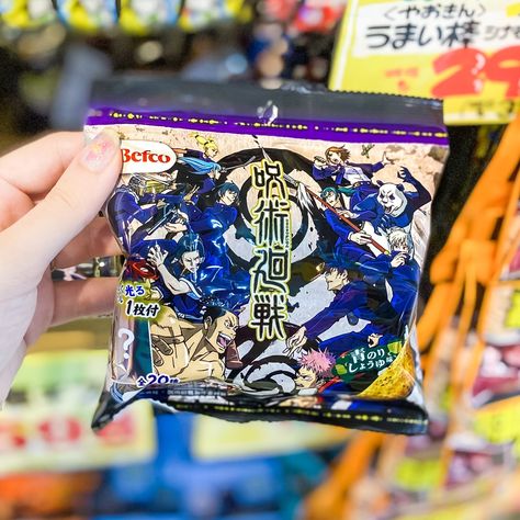 📣 Calling all Jujutsu Kaisen stans! ✨ This pack of seaweed soy sauce-flavored rice crackers is the perfect snack for anime marathons at home! 💯 #japanesesnacks #jujutsukaisen #japanlover Japanese Snacks Packaging, Anime Snacks, Snacks Japonais, Room Anime, Japan Snacks, Japanese Treats, Rice Crackers, Flavored Rice, Korean Snacks