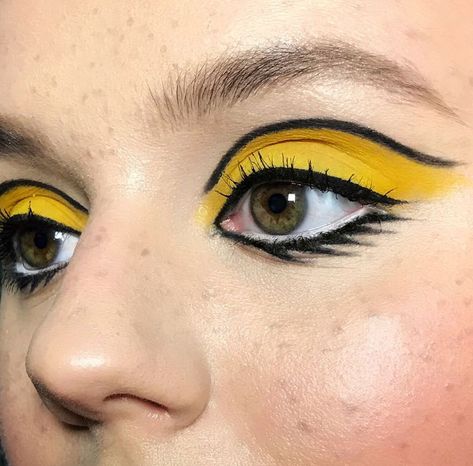 Bumble Bee Eye Makeup, Bumble Bee Costume Makeup, Easy Bee Costume Diy, Bumblebee Makeup Halloween, Diy Bumblebee Costume Women, Halloween Bee Makeup, Bumble Bee Costume Women Diy, Bumblebee Halloween Costumes, Bumble Bee Makeup Halloween