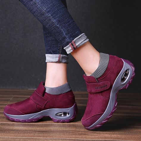 Casual Shoes Women Sneakers, Walking Shoes Women, Girly Shoes, Walking Sneakers, Sneakers Outfit, Nike Sneakers, Stylish Shoes, Casual Shoes Women, Beautiful Shoes