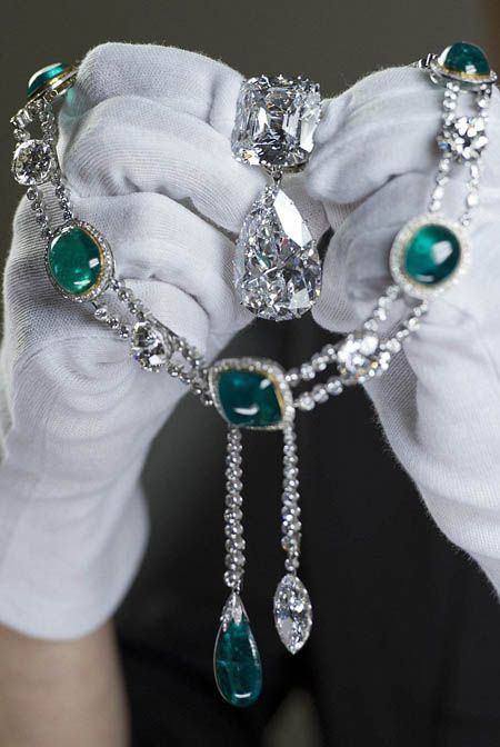 7 Royal Jewels to Celebrate Prince William and Catherine's Baby Boy | PriceScope Delhi Durbar, Cullinan Diamond, British Crown Jewels, Expensive Diamond, Royal Crowns, Pendant Diamond, Royal Jewels, A Bracelet, Royal Jewelry