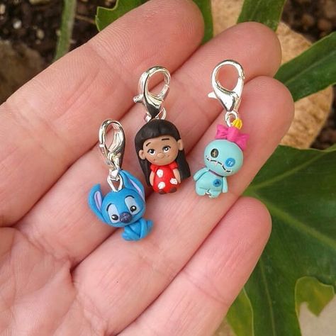 So sweet 😍Lilo , Stitch and Scrump charms. 💜Link shop in bio🍃 . . .  #stitchmarker #handmade #disney #disneyjewelry #disneyprincess #kawaii… Disney Clay Charms, Polymer Clay Disney Charms, Stitch And Scrump, Kawaii Stitch, Stitch Scrump, Polymer Clay Disney, Knitting 101, Diy Earrings Polymer Clay, Cosplay Jewelry