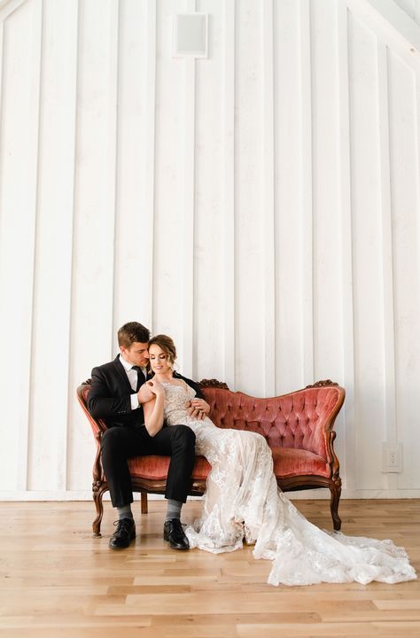 Wedding Photo Ideas Sitting, Wedding Photo Bench, Wedding Pictures On Couch, Vintage Sofa Photoshoot, Bridal Couch Photos, Vintage Loveseat Wedding, Victorian Couch Photoshoot, Loveseat Photoshoot, Bride And Groom On Couch