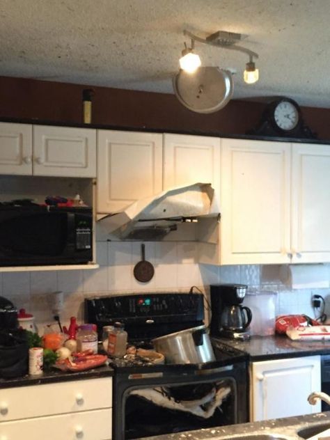 Photo of a kitchen damaged by a pressure cooker explosion - Boing Boing Cooking Fails, Behind Blue Eyes, Fraggle Rock, Clean Humor, Kitchen Humor, Having A Bad Day, Food Humor, Cooking Dinner, Funny Pins