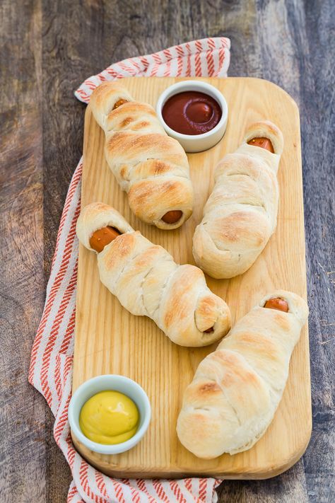 Mummy Dogs wrapped in puff pastry. No kid can resist this mummy! #weelicious #mummy https://weelicious.com/2009/10/27/mummy-dogs/ Mummy Dogs, Meals Kids Love, Spooky Halloween Food, Kids Halloween Food, Wheat Pizza Dough, Local Pizza, Whole Wheat Pizza, Veggie Dogs, Thanksgiving Treats