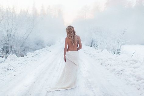 Snow Photoshoot, Bouidor Photography, Winter Portraits, Friend Photography, Mode Editorials, Snow Photography, Winter Photoshoot, Photography Maternity, Winter Photos